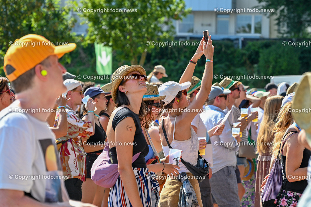 Lido Sounds Festival Linz 2024_ 28.06.2024-37 | 28.06.2024, Linz, AUT, Lido Sounds Festival Linz 2024, im Bild Besucher, Menschen, Musik, Festival
