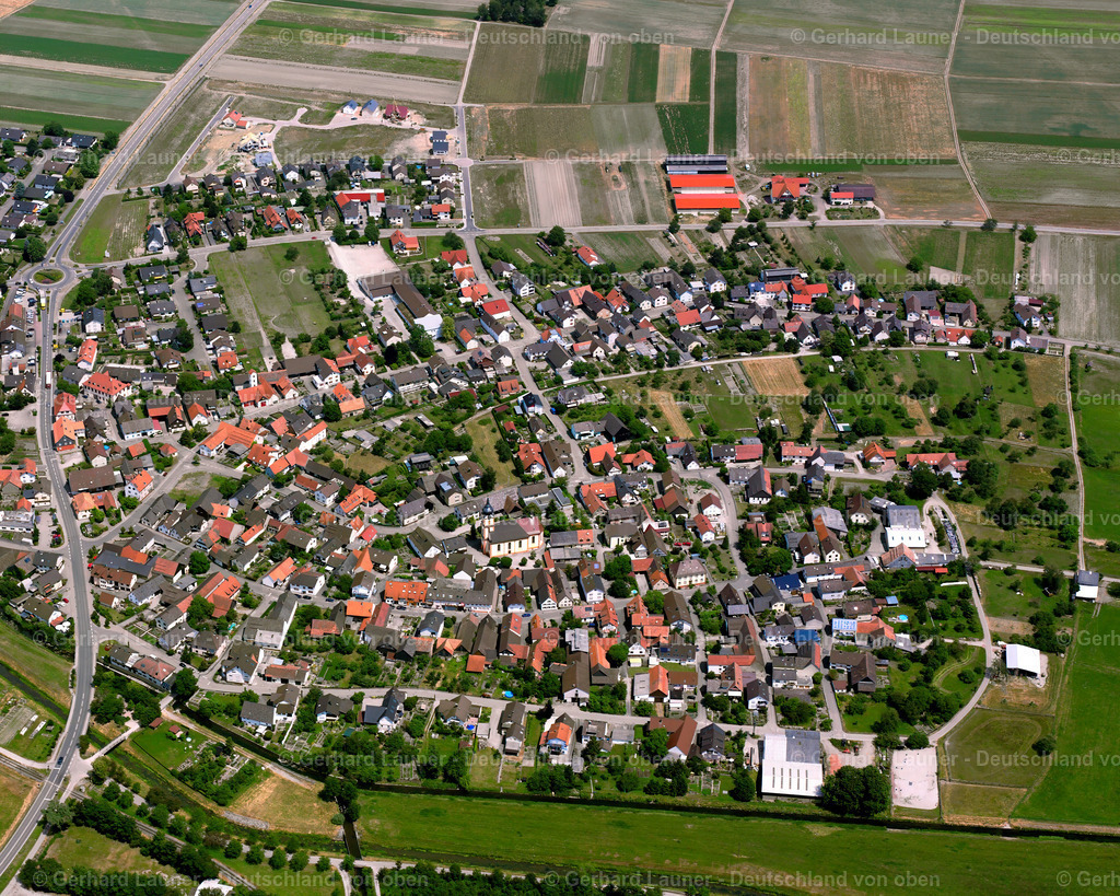 2526250 | Stollhofen RHEINMüNSTER 01.08.2005 Ortsansicht der Straßen und Häuser der Wohngebiete in Rheinmünster im Bundesland Baden-Württemberg, Deutschland // Town View of the streets and houses of the residential areas in Rheinmünster in the state Baden-Wuerttemberg, Germany Foto: Gerhard Launer