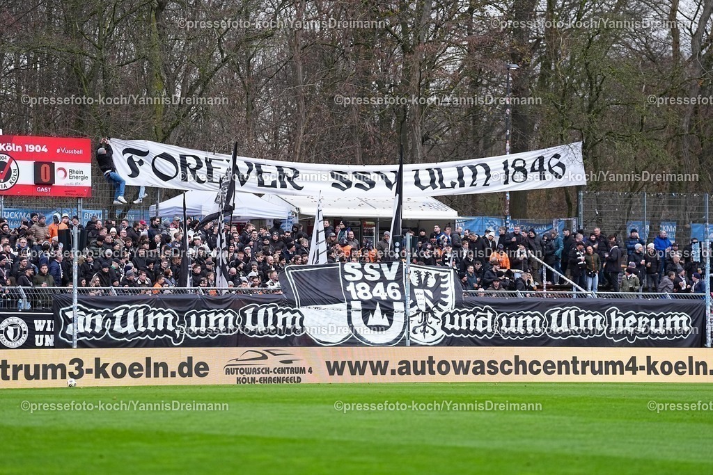 xYDRx06122501013 | 06.12.2025, xydrx, Fußball, 3.Liga, FC Viktoria Köln - SSV Ulm 1846, Saison 2025 2026, Sportpark Höhenberg:   Fans vom SSV Ulm 1846 zeigen eine Choreografie mit der Aufschrift: In Ulm um Ulm und um Ulm herum     DFB regulations prohibit any use of photographs as image sequences and or quasi-video.Photo: xYannisxDreimannxPressefotoKochx