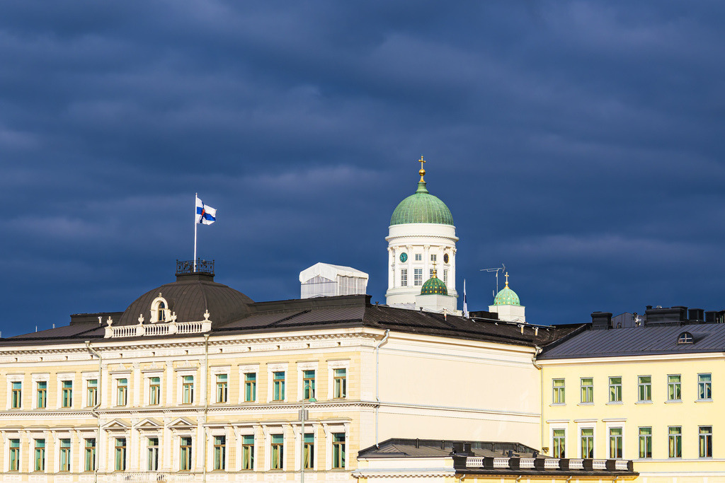 Blick über historische Gebäude und Dom zu Helsinki, Finnland | Blick über historische Gebäude und Dom zu Helsinki, Finnland.