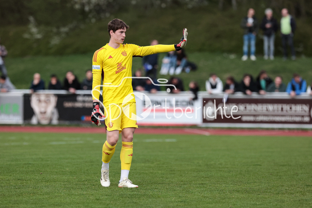 FV Illertissen - FC Bayern Amateure | BAyern Keeper Max SCHMITT (FCB #42) in Aktion / Freisteller / Einzelfoto