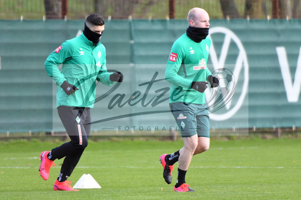 20200212_TRASVW_0073 | Fussball, Herren: Milot Rashica (Werder Bremen) und Davy Klaassen (Werder Bremen) schauen waehrend der Trainingseinheit des SV Werder Bremen auf dem wohninvest Weserstadion Trainingsplatz am 12.02.2020 in Bremen, Deutschland. - Realisiert mit Pictrs.com