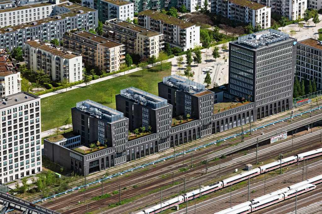dr__0064178.jpg | MüNCHEN 29.04.2025 Bürogebäude des Verwaltungs- und Geschäftshauses an der Erika-Mann-Straße in München im Bundesland Bayern, Deutschland. Weiterführende Informationen bei: CANCOM SE. // Office building on Erika-Mann-Strasse in Munich in the state Bavaria, Germany. Further information at: CANCOM SE. Foto: Daniel Reiter