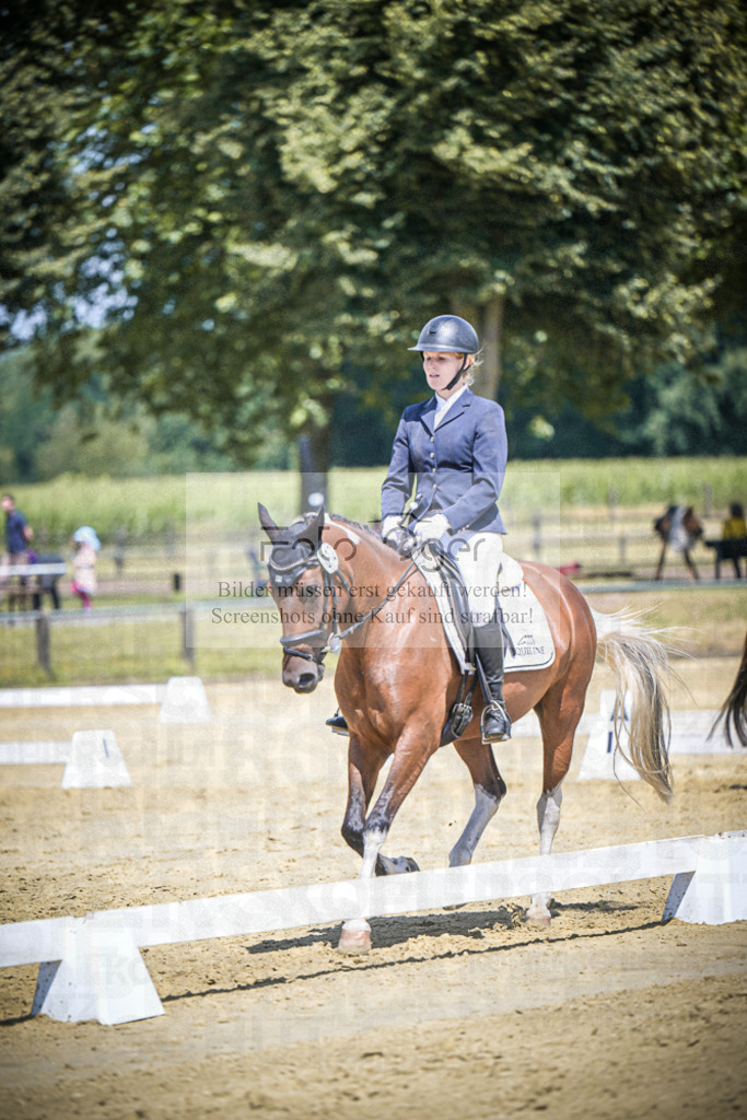 DOS_5521 | Entdecke hochwertige Reitturnierfotos von Foto Oger. Professionell, emotional und authentisch – jetzt Lieblingsmomente im Shop bestellen.Deutschlandweite Turnierfotografie. - Realisiert mit Pictrs.com