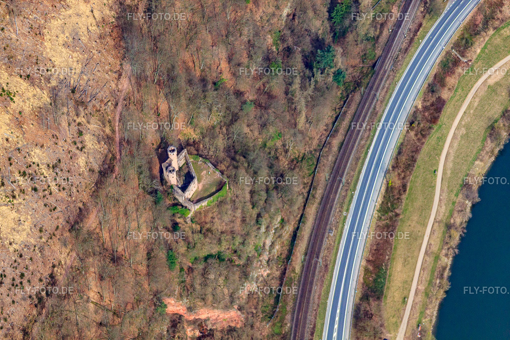Burgruine Schwalbennest Am Steilhang des Neckarufers https://burgenarchiv.de/burg_schadeck_in_hessen | Luftbild: Burgruine Schwalbennest Am Steilhang des Neckarufers https://burgenarchiv.de/burg_schadeck_in_hessen in Neckarsteinach im Bundesland Hessen in Deutschland. Foto: IMG_37967.jpg vom 12.03.2011 durch Werner Riehm/FLY-FOTO.de - Realisiert mit Pictrs.com