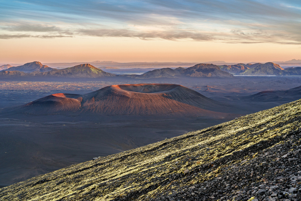 Krater im Hochland | Die ersten Sonnenstrahlen lassen die Kraterlandschaft im Hochland erleuchten. - Realisiert mit Pictrs.com