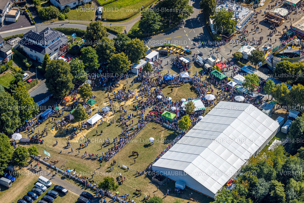 Wenden250811948 | Luftbild, Menschenmenge auf der Wendener Kirmes (Wendsche Kärmetze), Wenden, Sauerland, Nordrhein-Westfalen, Deutschland