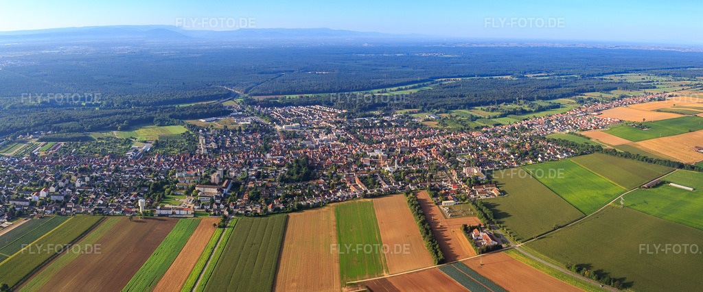 Luftbild: Stadtpanorama aus Norden in Kandel im Bundesland Rheinland-Pfalz in Deutschland. Foto: IMG_092836-Pano.jpg vom 13.08.2016 durch Werner Riehm/FLY-FOTO.deAuflösung des Originals: 7873 x 3273 px