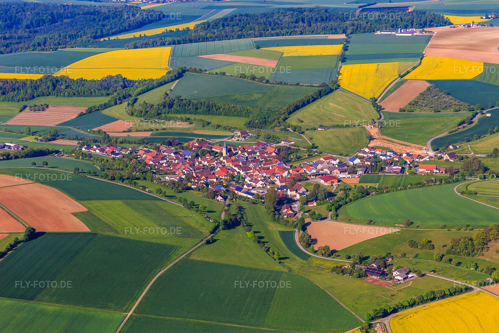 Luftbild: Ortsübersicht am Morgen aus Nordosten im Ortsteil Nassau in Weikersheim im Bundesland Baden-Württemberg in Deutschland. Foto: IMG_146518.jpg vom 10.05.2025 durch Werner Riehm/FLY-FOTO.de