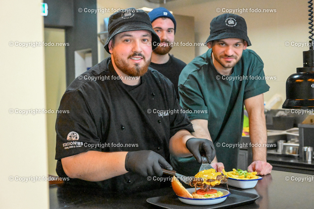 Burger_ Station 183_ 30.03.2023-11 | 30.03.2023, Linz, AUT, Burgerlokal Station 183, im Bild Tobias Zimbru, Lukas Zimbru, Julian Ivancsuk