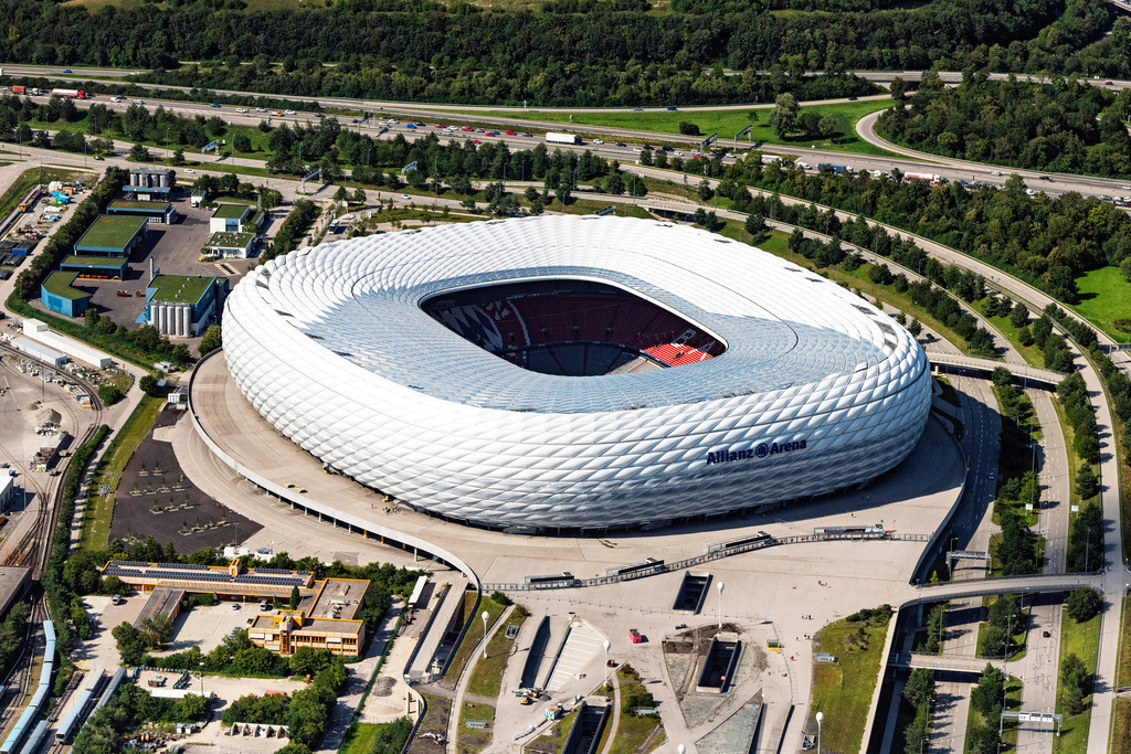 dr__0010774.jpg | MüNCHEN 13.07.2018 Die Allianz Arena in München im Bundesland Bayern ist ein Fußballstadion des Münchner Fußballverein FC Bayern München. Die Fassade des, von den  Architekten Herzog & de Meuron entworfenen Stadions der Allianz Arena München Stadion GmbH besteht aus beleuchtbaren weißen Folienkissen. Nur für redaktionelle Nutzung freigegeben ! // The Allianz Arena in Munich in Bavaria is a football stadium of the the Munich football club FC Bayern Muenchen. The facade of the, designed by the architects Herzog & de Meuron stadium Allianz Arena Muenchen Stadion GmbH consists of illuminated white foil cushions. Editorial use only ! Foto: Daniel Reiter