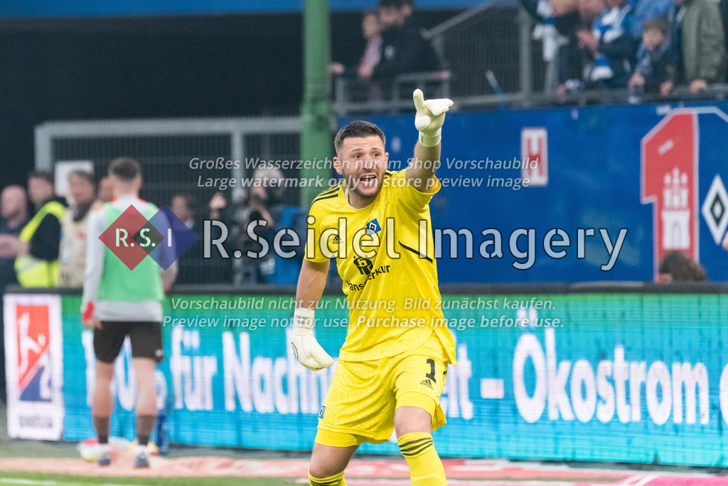 Fußball, Saison 2022/23, 2. Bundesliga, Hamburger SV - FC St. Pauli, Volksparkstadion (Hamburg), 21.04.2023, 29. Spieltag | Daniel Heuer Fernandes (#1, HSV, Torwart) schickt die Mitspieler nach vorne.