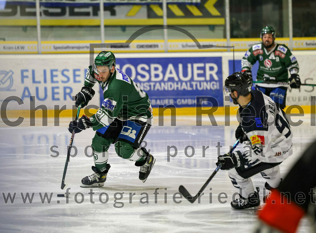 2024-01-26_084_TSV_Erding_gegen_HC_Landsberg | Erding, Deutschland, 26.01.2024:
Eishockey, Bayernliga Vorrunde 2023 / 2024, 28. Spieltag, TSV Erding gegen HC Landsberg, Endergebnis: 6:2

Maximilian Forster (Erding Gladiators, #81), Dennis Neal (HC Landsberg, #92)

Foto: Christian Riedel / fotografie-riedel.net