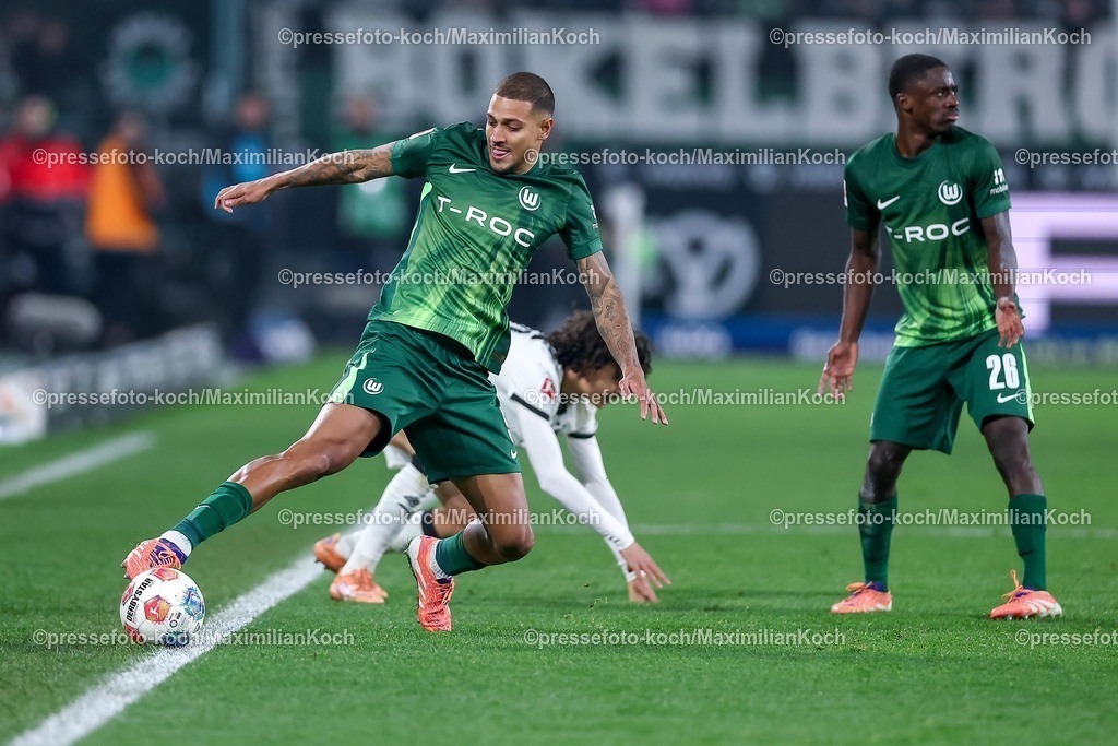 BMG13122502203 | 13.12.2025, Fußball, Borussia Mönchengladbach - VfL Wolfsburg, 1. Fußball Bundesliga, 14.Spieltag, Borussia-Park, Saison 2025 2026: Vini Souza&nbsp;(VfL Wolfsburg #05) im Zweikampf gegen  Wael Mohya (Borussia Mönchengladbach #36) neben Sael Kumbedi&nbsp;(VfL Wolfsburg #26)   DFB regulations prohibit any use of photographs as image sequences and or quasi-video.