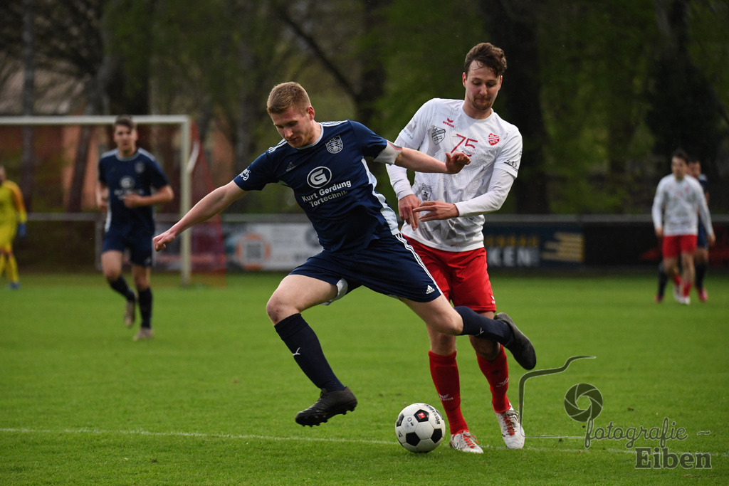 SV Eintracht Wiefelstede-VFL Bad Zwischenahn | Herren Kreisliga; SV Eintracht Wiefelstede (weiß)-VFL Bad Zwischenahn (blau) am 09.04.2024; in Wiefelstede (Sportanlage Am Breeden), Photo: Philip Eiben 2024 - Realisiert mit Pictrs.com