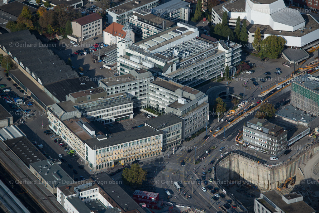 3704314 | ULM 13.10.2017 Büro- Geschäftshäuser und Theater an der Olgastraße im Ortsteil Offenhausen in Ulm im Bundesland Baden-Württemberg, Deutschland. Weiterführende Informationen bei: Deutsche Telekom AG,  Theater Ulm. // Office buildings and theaters on Olgastrasse in the district Offenhausen in Ulm in the state Baden-Wurttemberg, Germany. Further information at: Deutsche Telekom AG,  Theater Ulm. Foto: Gerhard Launer