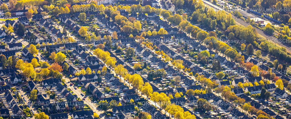 Moers221004141-2 | Luftbild, Arbeitersiedlung Meerbeck-Hochstraß, zwischen Ruhrstraße und Fuldastraße, Baumallee und Bäume in Herbstfarben, Formen und Farben, Moers-Hochstraß, Moers, Ruhrgebiet, Nordrhein-Westfalen, Deutschland