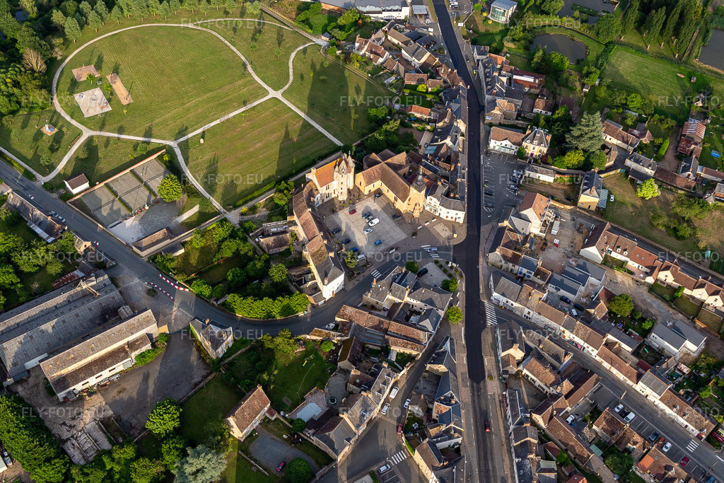 Vue aérienne: Château de Bouloire à Bouloire dans le département Sarthe, France. Photo: IMG_132434.jpg prise le 14/06/2022 par Werner Riehm/FLY-FOTO.euRésolution de l'original: 4697 x 3131 px