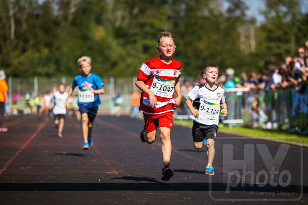 16. Hoywoj-CityLauf im Sportforum Hoyerswerda - 16.09.2023 | 1km VBH-Grundschul-Lauf 2. Klassen - Realisiert mit Pictrs.com