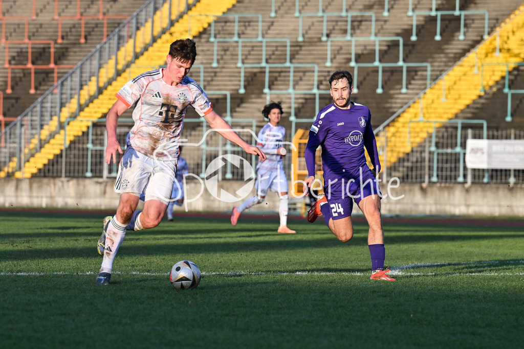 TSV Schwaben Augsburg - FC Bayern Amateure | AUGSBURG, GERMANY - 29. NOVEMBER: Torchance Richard Christian MEIER (FC Bayern München II 9) neben Elias HERZIG (TSV Schwaben Augsburg 24) beim Ligaspiel zwischen dem TSV Schwaben Augsburg und den Amateuren des FC Bayern am 20. Spieltag der Regionalliga Bayern im Rosenaustadion