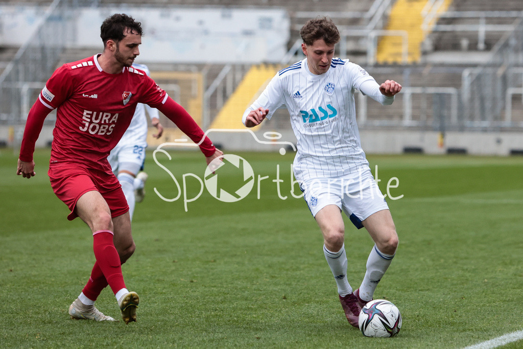Türkgücü München - SV Viktoria Aschaffenburg | Benedikt AUBURGER (TGM #15) im Duell mit Benedict LAVERTY (SVVA #7)
