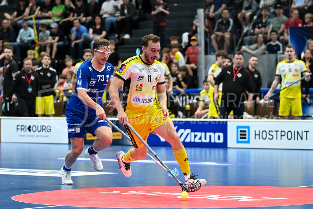 Zug United - HC Rychenberg - 25. April 2026 | Manuel Maurer (#11 HC Rychenberg Winterthur) vor Justus Kainulainen (#73 Zug United) am L-UPL Superfinal-Spiel zwischen Zug United und HC Rychenberg am 25. April 2026 in der BCF Arena, Fribourg, Schweiz.Bild: Sportfotografie Markus Aeschimann | www.markus-aeschimann.ch - Realisiert mit Pictrs.com
