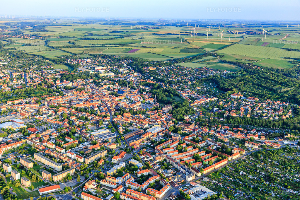 Luftbild: Stadtübersicht aus Nordwesten in Aschersleben im Bundesland Sachsen-Anhalt in Deutschland. Foto: IMG_148026.jpg vom 11.06.2025 durch Werner Riehm/FLY-FOTO.de