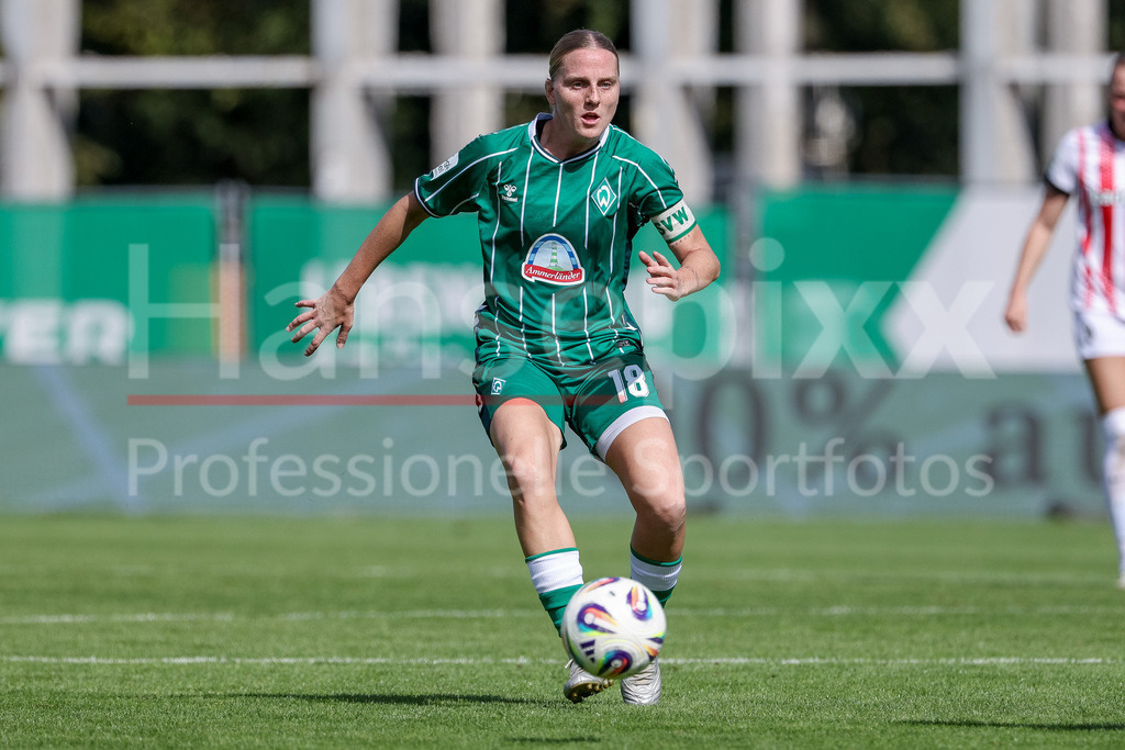 Fussball, Google Pixel Frauen-Bundesliga, SV Werder Bremen - SC Freiburg | Lina Hausicke (SV Werder Bremen, 18) am Ball, Einzelbild, Ganzkörper, Aktion, Action, Spielszene, DIE DFB-RICHTLINIEN UNTERSAGEN JEGLICHE NUTZUNG VON FOTOS ALS SEQUENZBILDER UND/ODER VIDEOÄHNLICHE FOTOSTRECKEN. DFB REGULATIONS PROHIBIT ANY USE OF PHOTOGRAPHS AS IMAGE SEQUENCES AND/OR QUASI-VIDEO.