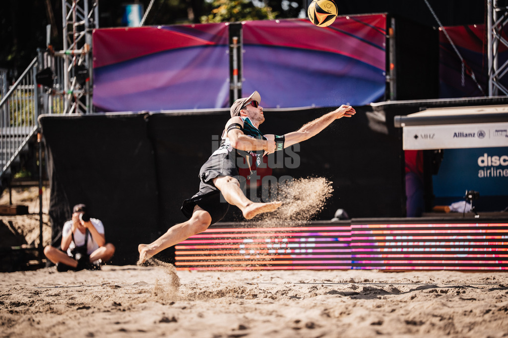 Beachvolleyball | Frauen | Deutsche Meisterschaften 2025 Timmendorfer Strand | 04.09.2025 | Clemens Wickler springt zum Ball