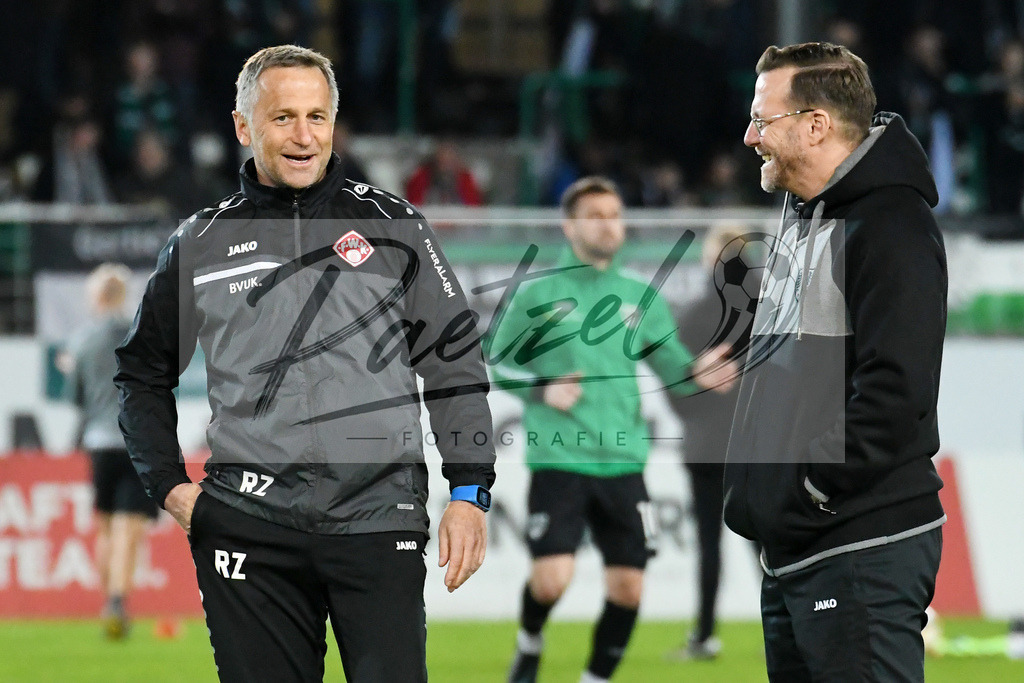 20200214_SCPFWK_0020 | Fussball, Herren: Co-Trainer Rainer Zietsch (FC Wuerzburger Kickers) und Trainer Sascha Hildmann (SC Preussen Muenster) schauen waehrend des Spiels der 3. Liga zwischen SC Preussen Muenster und FC Wuerzburger Kickers im Preussenstadion am 14.02.2020 in Muenster, Deutschland.DFB / DFL REGULATIONS PROHIBIT ANY USE OF PHOTOGRAPHS AS IMAGE SEQUENCES AND/OR QUASI-VIDEO. - Realisiert mit Pictrs.com