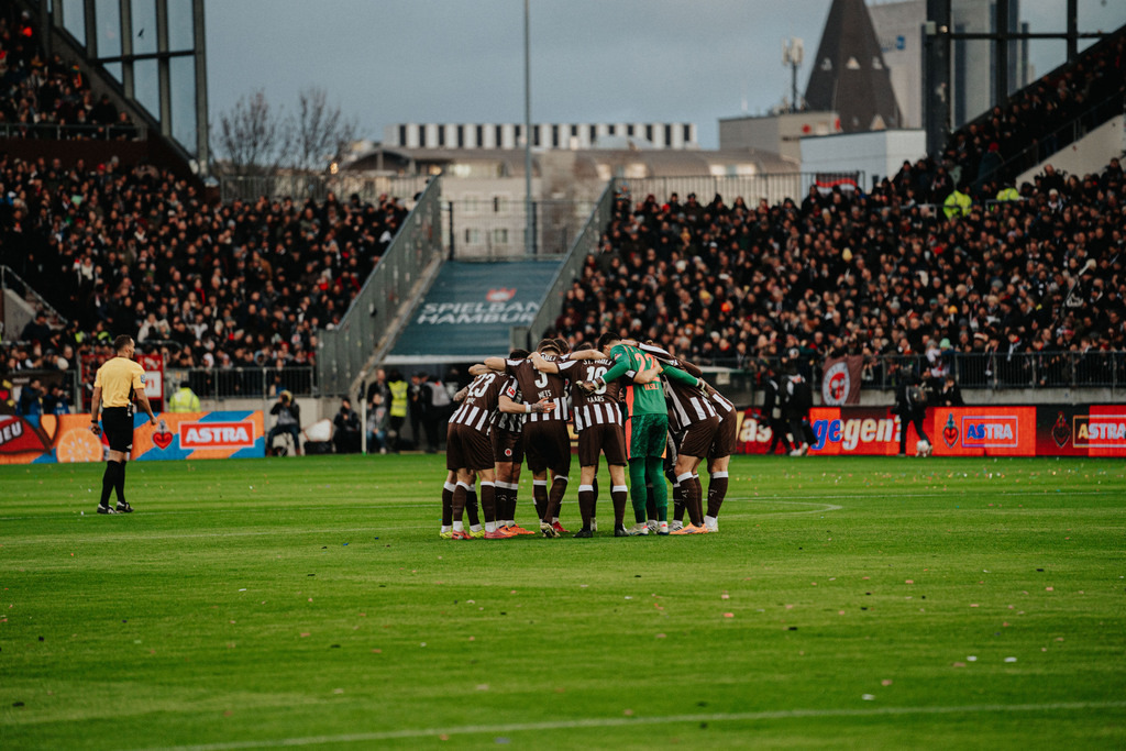 FCP04092 | Der offizielle Shop für FC St. Pauli Fotos. Wähle aus Spielszenen & Fanmomenten dein FCSP Wunschformat. Wir liefern Millerntor-Atmosphäre.