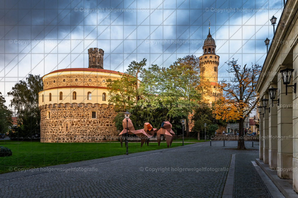 Kaisertrutz | Demianiplatz mit Kunswerk "Herde", Kaisertrutz,Reichenbacher Turm und G.Hauptmann-Theater - Realisiert mit Pictrs.com