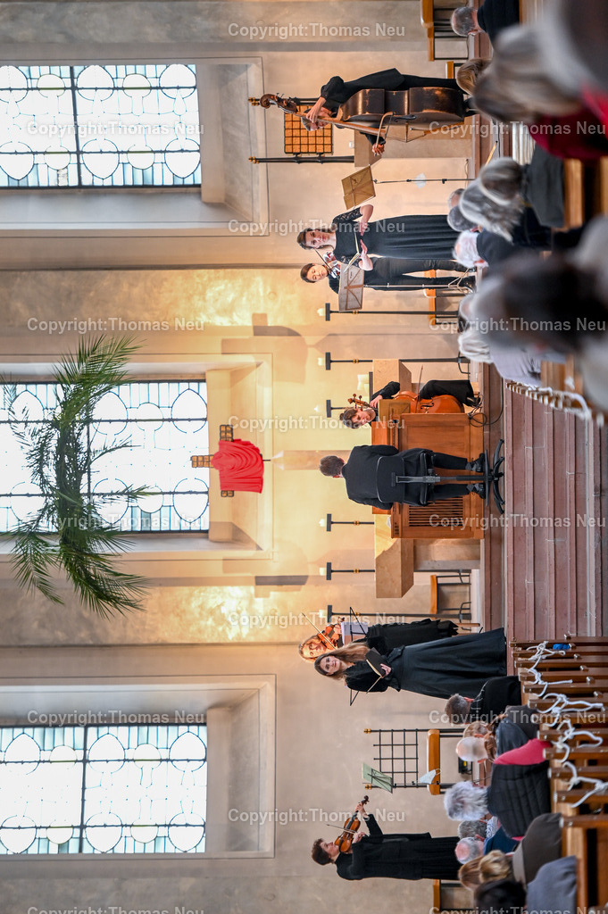 DSC_2620 | bbe,Sankt Georg Pfarrkirche, Bensheim, ,, Bild: Thomas Heike Heilmann (Sopran, links im Bild) und Julia Diefenbach (Alt) singen. Zum Auftakt der Karwoche erklingt das berühmte „Stabat Mater“ von Giovanni Battista Pergolesi, begleitet von einem Streicherensemble auf historischen Instrumenten.
Die musikalische Leitung hat Regionalkantor Gregor Knop vom Tasteninstrument aus. Bild: Thomas Neu