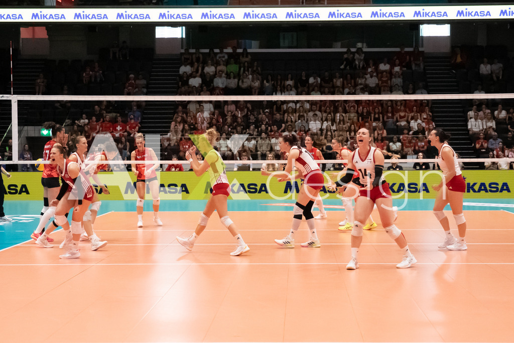 Austria v Switzerland - CEV European League Women | KRIENS, SWITZERLAND - JUNE 14: Team of Austria celebrating during the CEV European League match between Austria and Switzerland at Pilatus Arena on June 14, 2026 in Kriens, Switzerland. - Realisiert mit Pictrs.com