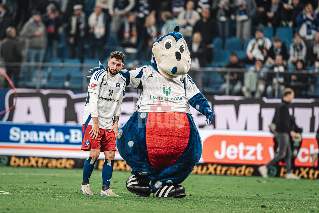 Fußball | Männer | Saison 2024/2025 | 2. Fußball-Bundesliga | 27. Spieltag | Hamburger SV vs. SV 07 Elversberg | 28.03.2025 | Marco Richter (#20, HSV) links enttäuscht wird aufgeheitert von Maskottchen Dino Hermann rechts