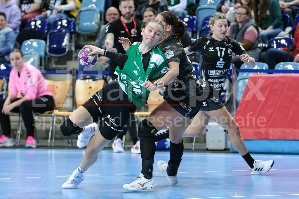 Handball, Bundesliga Frauen, VfL Oldenburg - HSG Bad Wildungen Vipers | v.li.: Toni Reinemann (VfL Oldenburg, 4) und Anouk Nieuwenweg (HSG Bad Wildungen Vipers, 6) im Zweikampf, Duell, Spielszene, Aktion, Action