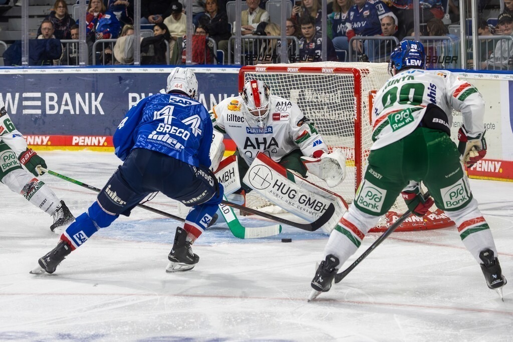 DEL, Deutsche Eishockey Liga Saison 2025/26, 45. Spieltag: Adler Mannheim gegen Augsburger Panther | DEL, Deutsche Eishockey Liga Saison 2025/26, 45. Spieltag: Adler Mannheim gegen Augsburger Panther***Anthony Greco (44, Mannheim) kann die Torchance nicht nutzen - Realisiert mit Pictrs.com