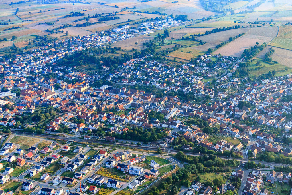 Luftbild: Ortsansicht von Süden im Ortsteil Jöhlingen in Walzbachtal im Bundesland Baden-Württemberg in Deutschland. Foto: IMG_52819.jpg vom 05.09.2012 durch Werner Riehm/FLY-FOTO.deAuflösung des Originals: 4752 x 3168 px