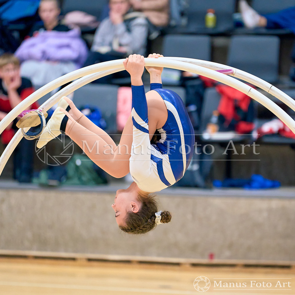 2024-11-09-4-D-DSC02754 | Professionelle Sportfotografie in Hamburg, Schleswig-Holstein und Niedersachsen – spezialisiert auf Rhönrad, Geräteturnen, Leistungsturnen und rhythmische Sportgymnastik. Bundesweite Begleitung von Rhönrad-Events. Jetzt Sport-Fotos - Realisiert mit Pictrs.com