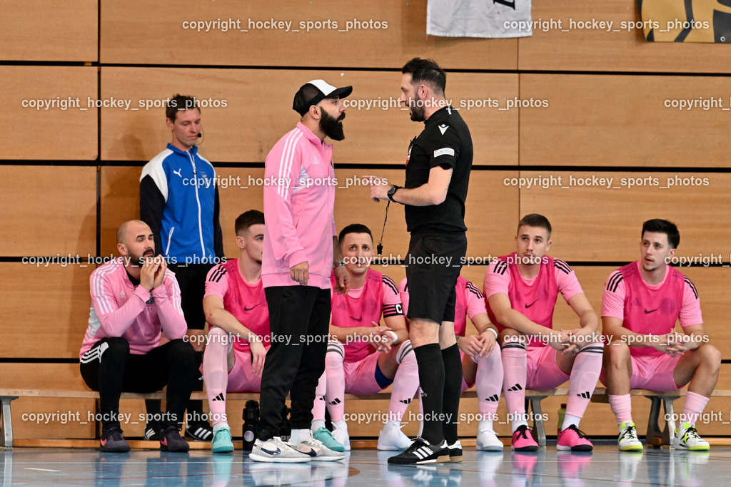 Carinthia Flamengo Futsal Club vs. FC Ljuti Krajisnici | Spielerbank Carinthia Flamengo, Headcoach Carinthia Flamengo Ugur Koc, Kostacevic Nenad Referee, Carinthia Flamengo Futsal Club vs. FC Ljuti Krajisnici, Carinthia Flamengo Futsal Club vs. FC Ljuti Krajisnici am 05.01.2025 in Klagenfurt (Ballspielhalle Viktring), Austria, (Photo by Bernd Stefan)