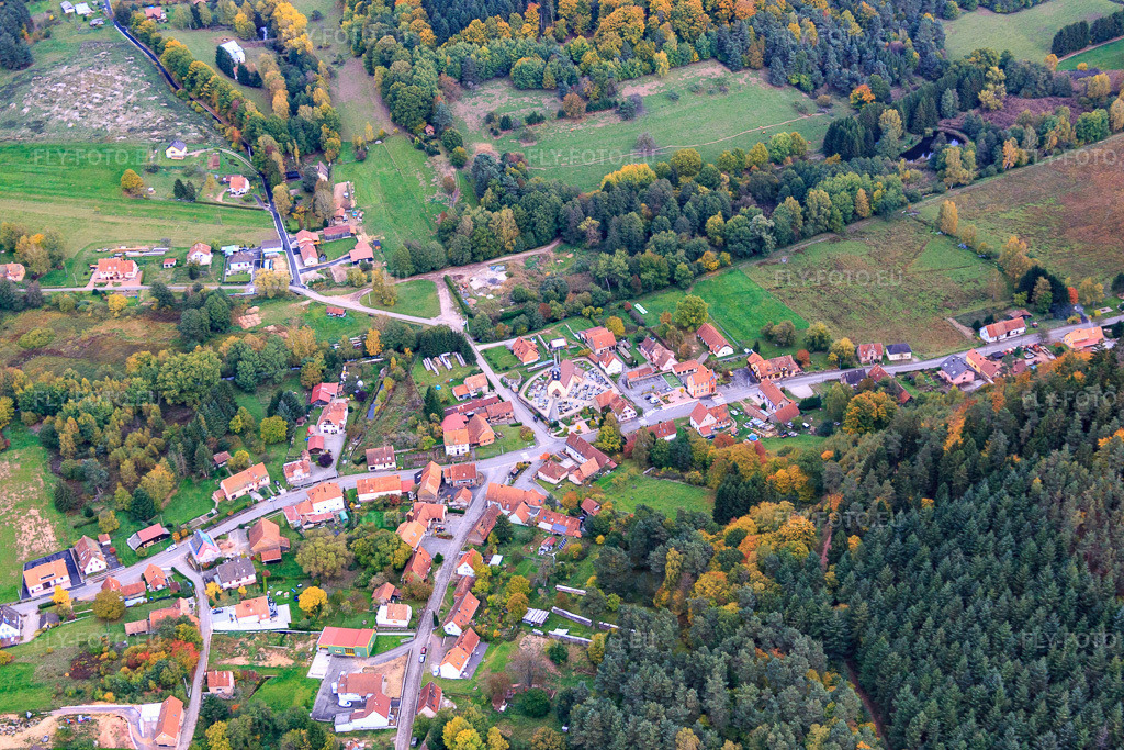 Vue aérienne: Vue de la ville depuis l'ouest à Dambach dans le département Bas Rhin, France – .Photo: IMG_084682.jpg prise le 23/10/2015 par Werner Riehm/FLY-FOTO.eu – Résolution de l'original: 5472 x 3648 px