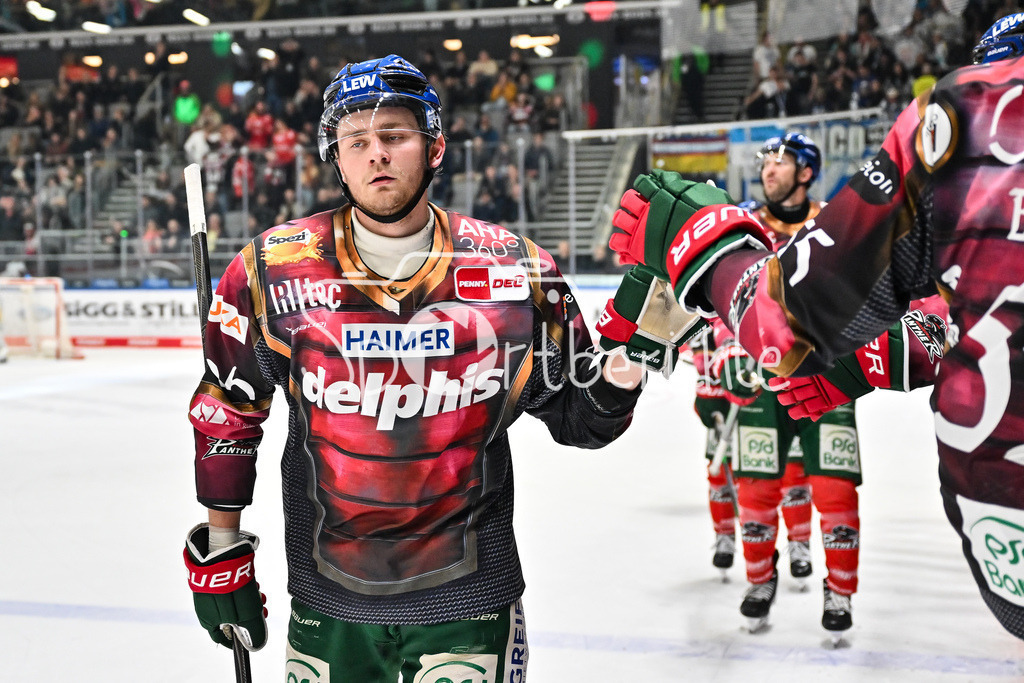 Augsburger Panther - Dresdner Eislöwen | AUGSBURG, DEUTSCHLAND - 06. MÄRZ: Jubel der Augsburger nach dem Treffer zum 3-2 durch D. J. BUSDEKER (Augsburger Panther 14) / Tor / Torschuetze / Freude / Happy / während dem Match zwischen den Augsburger Panthern und den Dresdner Eislöwen am 49. Spieltag der Penny DEL im Curt Frenzel Stadion