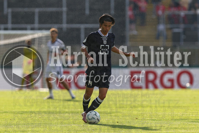 21.08.2026, GER, Fussball, Herren, DFB-Pokal, Saison 2026/2027, SC St. Tönis vs Eintracht Frankfurt | Kohei Nakano (Tönis) in Aktion am Ball, Einzelaktion