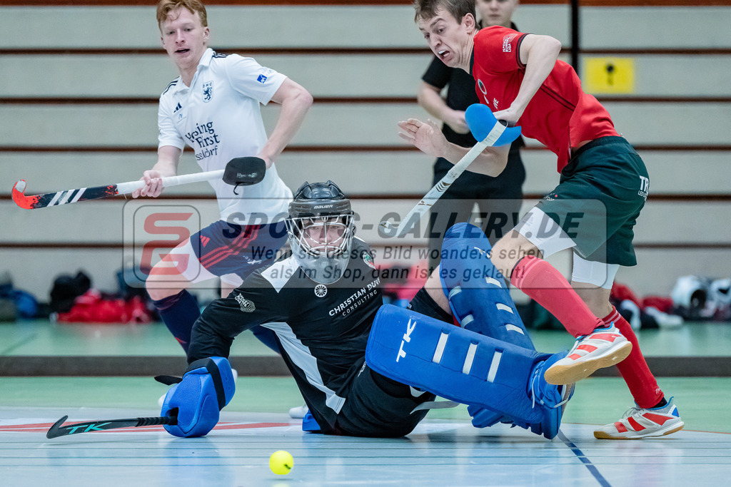 HK_20231217_107539 | 1. Bundesliga Herren Crefelder HC - Düsseldorfer HC  am 17.12.2023 Sporthalle Glockenspitz, Krefeld , Stollarz Julius ( Düsseldorfer HC #18 ) , Lasse Kille Torwart ( Crefelder HTC #32 ) , Breucker Julius ( Crefelder HTC #2 )