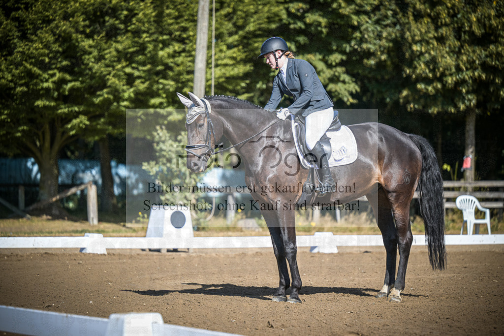 DOS_2562 | Entdecke hochwertige Reitturnierfotos von Foto Oger. Professionell, emotional und authentisch – jetzt Lieblingsmomente im Shop bestellen.Deutschlandweite Turnierfotografie. - Realisiert mit Pictrs.com
