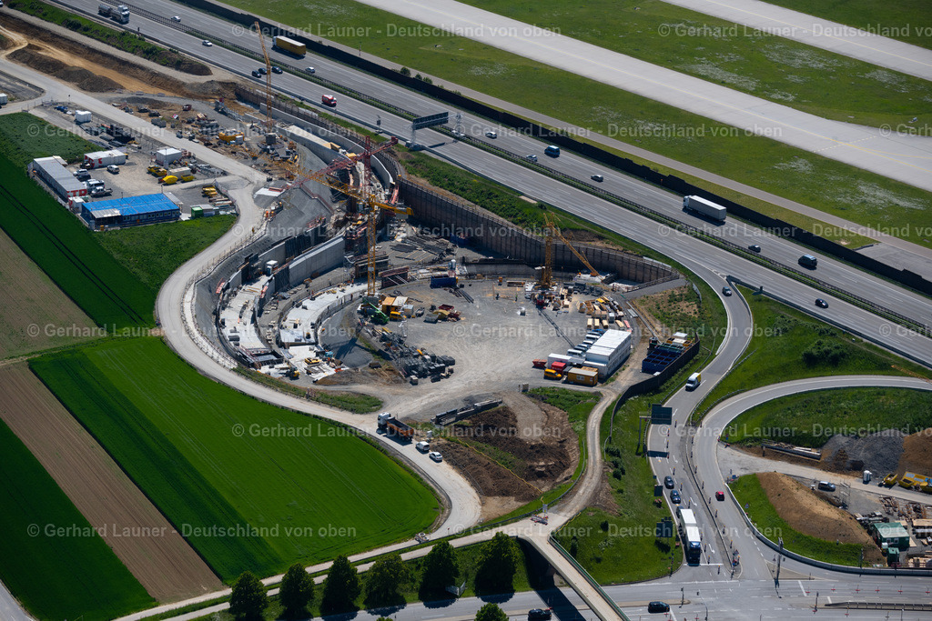 4045714 | STUTTGART 31.05.2021 Neubau- und Umbau- Baustelle der Streckenführung und Fahrspuren im Verlauf der Autobahn- Abfahrt und Zufahrt der BAB A8 in Zuge des Baus des Flughafentunnel im Ortsteil Plieningen in Stuttgart im Bundesland Baden-Württemberg, Deutschland. Im Rahmen des Umbaus der Anschlussstelle Plieningen werden neue Aus- und Einfahrrampen mit Unterfahrung der Neubaustrecke gebaut. Weiterführende Informationen bei: CDM Smith Consult GmbH,  Die Autobahn GmbH des Bundes,  Ed. Züblin AG,  STRABAG AG. // Construction site of routing and traffic lanes during the highway exit and access the motorway A 8 in the district Plieningen in Stuttgart in the state Baden-Wuerttemberg, Germany. Further information at: CDM Smith Consult GmbH,  Die Autobahn GmbH des Bundes,  Ed. Zueblin AG,  STRABAG AG. Foto: Gerhard Launer