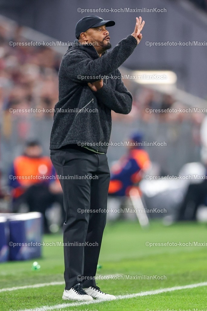 UCL22102501090 | 22.10.2025, Fußball, UEFA Champions League, FC Bayern München - Club Brügge, Allianz Arena, Saison 2025 2026: Cheftrainer Vincent Kompany (FC Bayern Muenchen #hc) gestikulierend am Spielfeldrand Regulations prohibit any use of photographs as image sequences and or quasi-video.