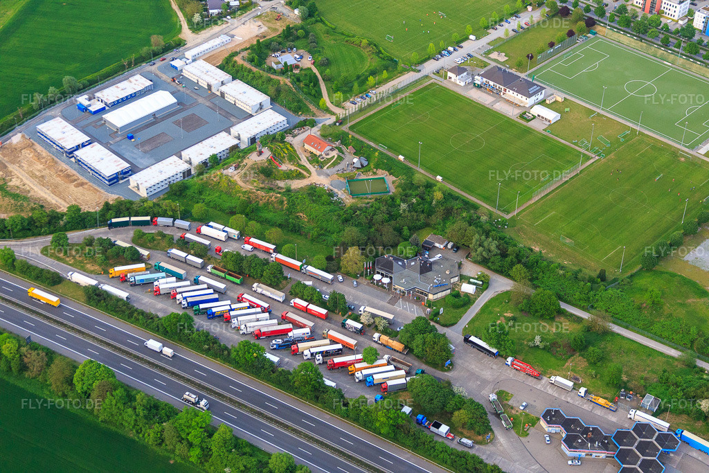 Luftbild: Tank & Rast Raststätte Bergstrasse und Containersiedlung für Flüchtlichge und Asybewerber in Bensheim im Bundesland Hessen in Deutschland. Foto: IMG_088373.jpg vom 09.05.2016 durch Werner Riehm/FLY-FOTO.deBergstraße Ost