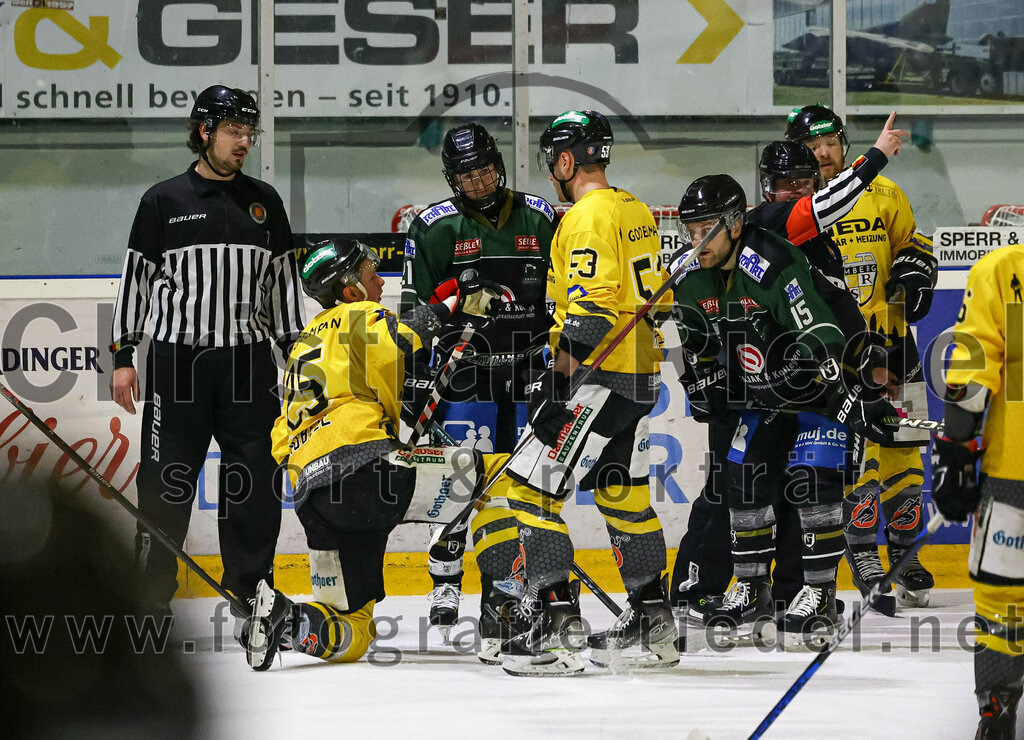 2023-02-10_131_TSV_Erding_gegen_ERSC_Amberg | Erding, Deutschland, 10.02.2023:
Eishockey, Bayernliga Meisterrunde Gruppe B 2022 / 2023, 3. Spieltag, TSV Erding gegen ERSC Amberg, Endergebnis: 6:3

Felix Köbele (ERSC Amberg, #25), Erik Modlmayr (Erding Gladiators, #21), Marc Roth (ERSC Amberg, #53), Elias Maier (Erding Gladiators, #15)

Foto: Christian Riedel / fotografie-riedel.net