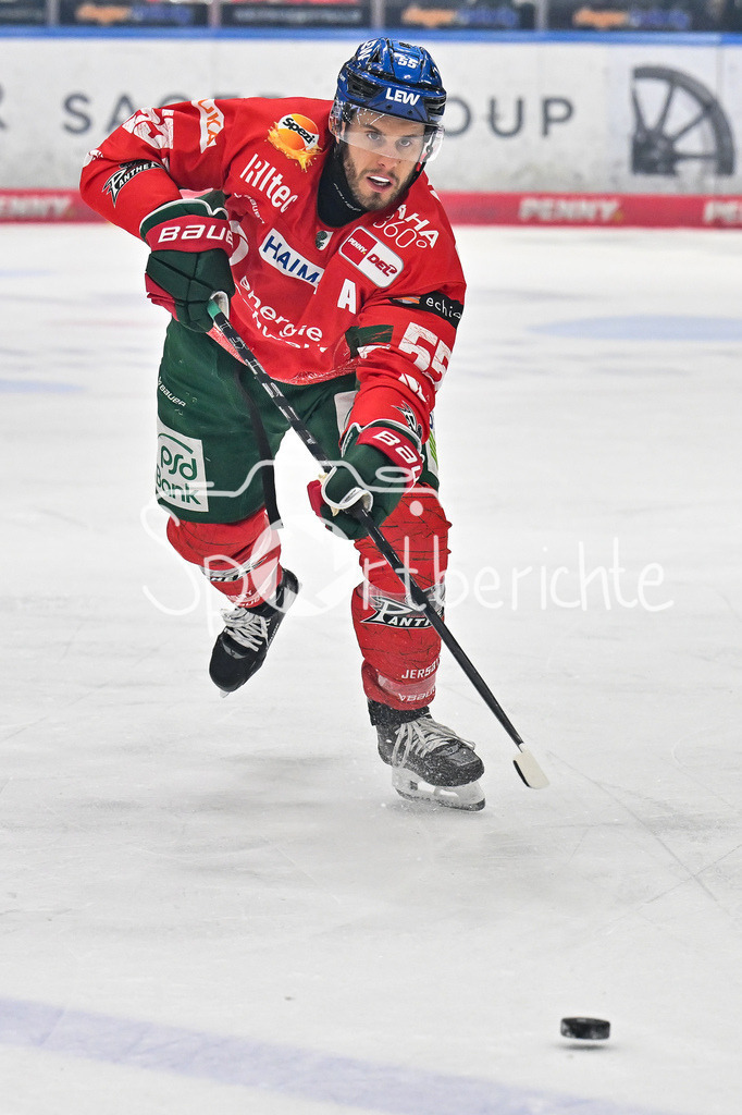 Augsburger Panther - Fischtown Bremerhaven | AUGSBURG, GERMANY - 25. JANUARY: am Puck Ryan BUTTON (Augsburger Panther 55) / Einzelfoto / Freisteller während dem Match zwischen den Augsburger Panthern und den Fischtown Pinguins am 43. Spieltag der Penny DEL im Curt Frenzel Stadion
